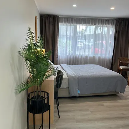 Cozy Ensuite Room With Amenities & Private Entrance